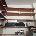 LOTE 299 - 01 PRATELEIRA EM MADEIRA (NO ESTADO, NÃO SABEMOS SE FUNCIONA. LEILÃO NÃO TEM GARANTIA E NEM DEVOLUÇÃO).