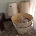 LOTE 231 - 02 ABAJURES EM METAL (NO ESTADO, NÃO SABEMOS SE FUNCIONA. LEILÃO NÃO TEM GARANTIA E NEM DEVOLUÇÃO).