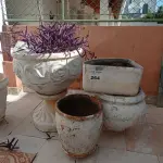 LOTE 264 - 05 JARROS EM CIMENTO E BARRO PARA PLANTAS (NO ESTADO, NÃO SABEMOS SE FUNCIONA. LEILÃO NÃO TEM GARANTIA E NEM DEVOLUÇÃO).