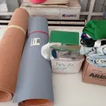 LOTE 303 - 01 LOTE COM PISO VINÍLICO, BANDEIRA, BONÉS E ROLO DE CORTIÇA (NO ESTADO, NÃO SABEMOS SE FUNCIONA. LEILÃO NÃO TEM GARANTIA E NEM DEVOLUÇÃO).
