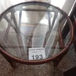 LOTE 193 - 01 MESINHA DE CENTRO REDONDA (NO ESTADO, NÃO SABEMOS SE FUNCIONA. LEILÃO NÃO TEM GARANTIA E NEM DEVOLUÇÃO).
