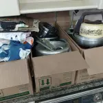 LOTE 167 - 01 LOTE COM UTENSÍLIOS DE COZINHA E PANELAS (NO ESTADO, NÃO SABEMOS SE FUNCIONA. LEILÃO NÃO TEM GARANTIA E NEM DEVOLUÇÃO). 