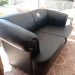 LOTE 245 - 01 SOFÁ EM COURINO PRETO (NO ESTADO, NÃO SABEMOS SE FUNCIONA. LEILÃO NÃO TEM GARANTIA E NEM DEVOLUÇÃO).