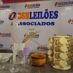 LOTE 149 - 01 LOTE COM PORTA CONDIMENTOS, RELÓGIO (NO ESTADO, NÃO SABEMOS SE FUNCIONA. LEILÃO NÃO TEM GARANTIA E NEM DEVOLUÇÃO).
