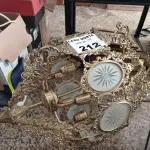 LOTE 212 - 01 LUSTRE GRANDE EM METAL (NO ESTADO, NÃO SABEMOS SE FUNCIONA. LEILÃO NÃO TEM GARANTIA E NEM DEVOLUÇÃO).