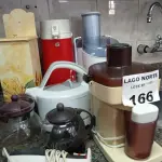 LOTE 166 -  01 LOTE COM PROCESSADOR DE ALIMENTOS, CAFETEIRAS, CENTRIFUGA, CHALEIRA ELÉTRICA (NO ESTADO, NÃO SABEMOS SE FUNCIONA. LEILÃO NÃO TEM GARANTIA E NEM DEVOLUÇÃO).