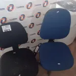 LOTE 001 - 02 CADEIRAS DE ESCRITÓRIO COM BASE GIRATÓRIA SENDO 01 NA COR PRETA. (NO ESTADO, LEILÃO NÃO TEM GARANTIA E NEM DEVOLUÇÃO, SUJEITO A POSSÍVEIS AVARIAS VISÍVEIS/OCULTAS E/OU AUSÊNCIA DE COMPONENTES).