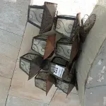 LOTE 272 - 08 LUSTRES EM FERRO COM VIDRO NA COR PRETA (NO ESTADO, NÃO SABEMOS SE FUNCIONA. LEILÃO NÃO TEM GARANTIA E NEM DEVOLUÇÃO).