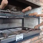 LOTE 270 - 01 CHURRASQUEIRA ELÉTRICA COM ESPETOS (NO ESTADO, NÃO SABEMOS SE FUNCIONA. LEILÃO NÃO TEM GARANTIA E NEM DEVOLUÇÃO).
