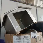 LOTE 044 - 03 ASPIRADORES DE PÓ, VÁRIAS HÉLICES DE VENTILADOR E 01 CASINHA PARA PETS. (NO ESTADO, LEILÃO NÃO TEM GARANTIA E NEM DEVOLUÇÃO, SUJEITO A POSSÍVEIS AVARIAS VISÍVEIS/OCULTAS E/OU AUSÊNCIA DE COMPONENTES).