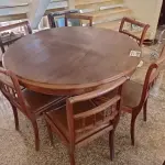 LOTE 140 - 01 MESA REDONDA EM MADEIRA COM 06 CADEIRAS EM MADEIRA ANTIGA (NO ESTADO, NÃO SABEMOS SE FUNCIONA. LEILÃO NÃO TEM GARANTIA E NEM DEVOLUÇÃO).