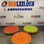 LOTE 117 - 12 PRATOS COLORIDOS (NO ESTADO, NÃO SABEMOS SE FUNCIONA. LEILÃO NÃO TEM GARANTIA E NEM DEVOLUÇÃO).