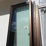 LOTE 262 - 03 PORTAS DE CORRER DE VIDRO COM MOLDURA EM ALUMÍNIO (NO ESTADO, NÃO SABEMOS SE FUNCIONA. LEILÃO NÃO TEM GARANTIA E NEM DEVOLUÇÃO).