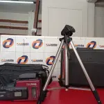 LOTE 068 - 01 FILMADORA ANTIGA JVC, O1 TRIPÉ PARA CÂMERA, E 01 MALETA (NO ESTADO, NÃO SABEMOS SE FUNCIONA. LEILÃO NÃO TEM GARANTIA E NEM DEVOLUÇÃO).