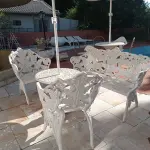 LOTE 278 - 01 CONJUNTO DE CADEIRAS DE FERRO FUNDIDO BRANCAS PARA JARDIM COM SOMBREIRO (NO ESTADO, NÃO SABEMOS SE FUNCIONA. LEILÃO NÃO TEM GARANTIA E NEM DEVOLUÇÃO).