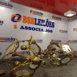 LOTE 234 - 02 LUSTRES EM METAIS (NO ESTADO, NÃO SABEMOS SE FUNCIONA. LEILÃO NÃO TEM GARANTIA E NEM DEVOLUÇÃO).