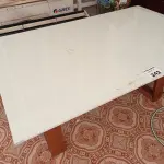 LOTE 242 - 01 MESA EM MADEIRA COM TAMPO EM VIDRO (NO ESTADO, NÃO SABEMOS SE FUNCIONA. LEILÃO NÃO TEM GARANTIA E NEM DEVOLUÇÃO).