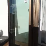 LOTE 262 - 03 PORTAS DE CORRER DE VIDRO COM MOLDURA EM ALUMÍNIO (NO ESTADO, NÃO SABEMOS SE FUNCIONA. LEILÃO NÃO TEM GARANTIA E NEM DEVOLUÇÃO).
