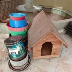 LOTE 267 - 01 CASINHA EM MADEIRA PARA CACHORRO E VASILHAS PLÁSTICA PARA PLANTAS (NO ESTADO, NÃO SABEMOS SE FUNCIONA. LEILÃO NÃO TEM GARANTIA E NEM DEVOLUÇÃO).