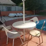 LOTE 279 - 05 CADEIRAS E 01 MESA COM SOMBREIRO PARA JARDIM (NO ESTADO, NÃO SABEMOS SE FUNCIONA. LEILÃO NÃO TEM GARANTIA E NEM DEVOLUÇÃO).
