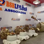 LOTE 235 - 04 LUMINÁRIAS COM ACABAMENTO EM METAL (NO ESTADO, NÃO SABEMOS SE FUNCIONA. LEILÃO NÃO TEM GARANTIA E NEM DEVOLUÇÃO).