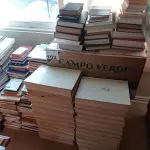 LOTE 102 - 01 LOTE COM LIVROS DIVERSOS E ENCICLOPÉDIA (NO ESTADO, NÃO SABEMOS SE FUNCIONA. LEILÃO NÃO TEM GARANTIA E NEM DEVOLUÇÃO).