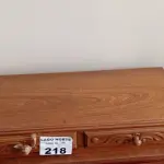 LOTE 218 - 01 MÓVEL ANTIGO EM MADEIRA (NO ESTADO, NÃO SABEMOS SE FUNCIONA. LEILÃO NÃO TEM GARANTIA E NEM DEVOLUÇÃO).