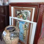 LOTE 182 - 01 LOTE COM 02 MOLDURAS ,01 QUADRO DECORATIVO E 01 JARRO. (NO ESTADO, NÃO SABEMOS SE FUNCIONA. LEILÃO NÃO TEM GARANTIA E NEM DEVOLUÇÃO).
