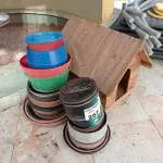 LOTE 267 - 01 CASINHA EM MADEIRA PARA CACHORRO E VASILHAS PLÁSTICA PARA PLANTAS (NO ESTADO, NÃO SABEMOS SE FUNCIONA. LEILÃO NÃO TEM GARANTIA E NEM DEVOLUÇÃO).
