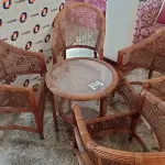 LOTE 126 - 01 CONJUNTO DE POLTRONAS EM FIBRA SINTÉTICA COM MESINHA DE CENTRO (NO ESTADO, NÃO SABEMOS SE FUNCIONA. LEILÃO NÃO TEM GARANTIA E NEM DEVOLUÇÃO).