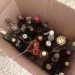 LOTE 216 - 01 LOTE COM GARRAFAS DE VINHO E WHISKY PARA DECORAÇÃO (NO ESTADO, NÃO SABEMOS SE FUNCIONA. LEILÃO NÃO TEM GARANTIA E NEM DEVOLUÇÃO).