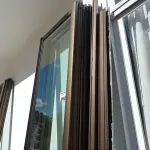 LOTE 262 - 03 PORTAS DE CORRER DE VIDRO COM MOLDURA EM ALUMÍNIO (NO ESTADO, NÃO SABEMOS SE FUNCIONA. LEILÃO NÃO TEM GARANTIA E NEM DEVOLUÇÃO).
