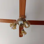 LOTE 296 - 01 VENTILADOR DE TETO DOURADO COM PÁS EM MADEIRA (NO ESTADO, NÃO SABEMOS SE FUNCIONA. LEILÃO NÃO TEM GARANTIA E NEM DEVOLUÇÃO).
