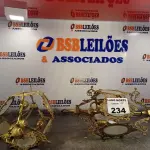 LOTE 234 - 02 LUSTRES EM METAIS (NO ESTADO, NÃO SABEMOS SE FUNCIONA. LEILÃO NÃO TEM GARANTIA E NEM DEVOLUÇÃO).