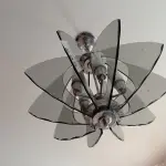 LOTE 295 - 01 LUSTRE DE TETO COM VIDROS E LÂMPADAS (NO ESTADO, NÃO SABEMOS SE FUNCIONA. LEILÃO NÃO TEM GARANTIA E NEM DEVOLUÇÃO).