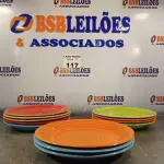 LOTE 117 - 12 PRATOS COLORIDOS (NO ESTADO, NÃO SABEMOS SE FUNCIONA. LEILÃO NÃO TEM GARANTIA E NEM DEVOLUÇÃO).