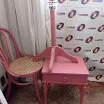 LOTE 183 - 01 LOTE COM CABIDEIRO, MESINHA EM MADEIRA E CADEIRA ANTIGA NA COR ROSA (NO ESTADO, NÃO SABEMOS SE FUNCIONA. LEILÃO NÃO TEM GARANTIA E NEM DEVOLUÇÃO).