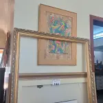 LOTE 144 - 01 QUADRO COM MOLDURA EM MADEIRA E CORTIÇA E 2 MOLDURAS (NO ESTADO, NÃO SABEMOS SE FUNCIONA. LEILÃO NÃO TEM GARANTIA E NEM DEVOLUÇÃO).