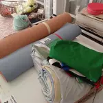 LOTE 303 - 01 LOTE COM PISO VINÍLICO, BANDEIRA, BONÉS E ROLO DE CORTIÇA (NO ESTADO, NÃO SABEMOS SE FUNCIONA. LEILÃO NÃO TEM GARANTIA E NEM DEVOLUÇÃO).