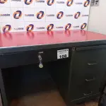 LOTE 108 - 01 MESA DE FERRO COM 03 GAVETAS NA COR CINZA EM TAMPO VERMELHO E UMA CADEIRA GIRATÓRIA NA COR PRETA (NO ESTADO, NÃO SABEMOS SE FUNCIONA. LEILÃO NÃO TEM GARANTIA E NEM DEVOLUÇÃO).
