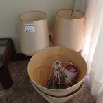 LOTE 231 - 02 ABAJURES EM METAL (NO ESTADO, NÃO SABEMOS SE FUNCIONA. LEILÃO NÃO TEM GARANTIA E NEM DEVOLUÇÃO).