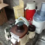 LOTE 166 -  01 LOTE COM PROCESSADOR DE ALIMENTOS, CAFETEIRAS, CENTRIFUGA, CHALEIRA ELÉTRICA (NO ESTADO, NÃO SABEMOS SE FUNCIONA. LEILÃO NÃO TEM GARANTIA E NEM DEVOLUÇÃO).