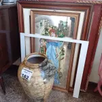 LOTE 182 - 01 LOTE COM 02 MOLDURAS ,01 QUADRO DECORATIVO E 01 JARRO. (NO ESTADO, NÃO SABEMOS SE FUNCIONA. LEILÃO NÃO TEM GARANTIA E NEM DEVOLUÇÃO).
