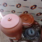 LOTE 194 - 02 PANELAS DE BARRO E 01 FILTRO DE BARRO (NO ESTADO, NÃO SABEMOS SE FUNCIONA. LEILÃO NÃO TEM GARANTIA E NEM DEVOLUÇÃO).