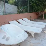 LOTE 282 - 01 BANCO REDONDO EM FIBRA E 03 ESPREGUIÇADEIRAS EM FIBRA PARA PISCINA (NO ESTADO, NÃO SABEMOS SE FUNCIONA. LEILÃO NÃO TEM GARANTIA E NEM DEVOLUÇÃO).