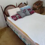 LOTE 051 - 01 CAMA CASAL EM MADEIRA ANTIGA COM COLCHOES (NO ESTADO, NÃO SABEMOS SE FUNCIONA. LEILÃO NÃO TEM GARANTIA E NEM DEVOLUÇÃO).