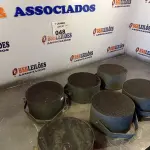 LOTE 048 - 06 ALTO-FALANTES COM SUPORTE DE FERRO. (NO ESTADO, LEILÃO NÃO TEM GARANTIA E NEM DEVOLUÇÃO, SUJEITO A POSSÍVEIS AVARIAS VISÍVEIS/OCULTAS E/OU AUSÊNCIA DE COMPONENTES).