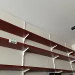 LOTE 300 - 01 PRATELEIRA EM MADEIRA (NO ESTADO, NÃO SABEMOS SE FUNCIONA. LEILÃO NÃO TEM GARANTIA E NEM DEVOLUÇÃO).