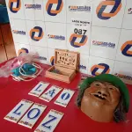 LOTE 087 - 01 LOTE COM MASSAGEADOR ANTIGO, CERÂMICAS COM LETRAS E 01 MÁSCARA (NO ESTADO, NÃO SABEMOS SE FUNCIONA. LEILÃO NÃO TEM GARANTIA E NEM DEVOLUÇÃO).