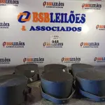 LOTE 048 - 06 ALTO-FALANTES COM SUPORTE DE FERRO. (NO ESTADO, LEILÃO NÃO TEM GARANTIA E NEM DEVOLUÇÃO, SUJEITO A POSSÍVEIS AVARIAS VISÍVEIS/OCULTAS E/OU AUSÊNCIA DE COMPONENTES).